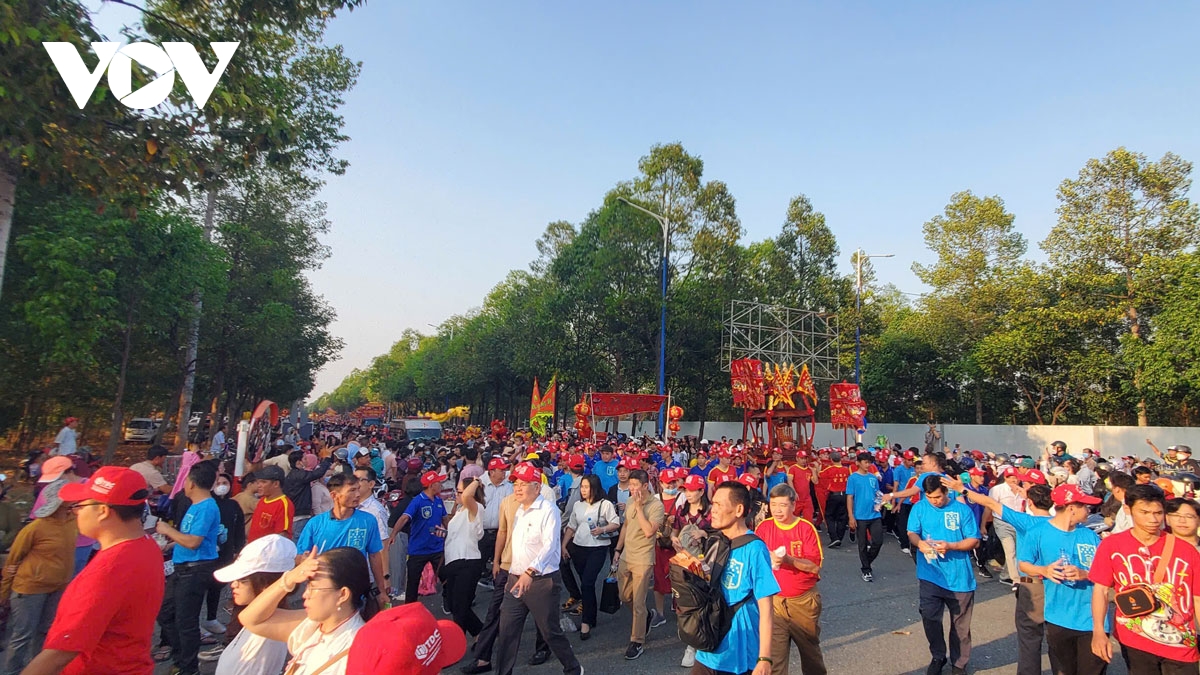 hang ngan nguoi den binh duong xem ruoc kieu ba hinh anh 8