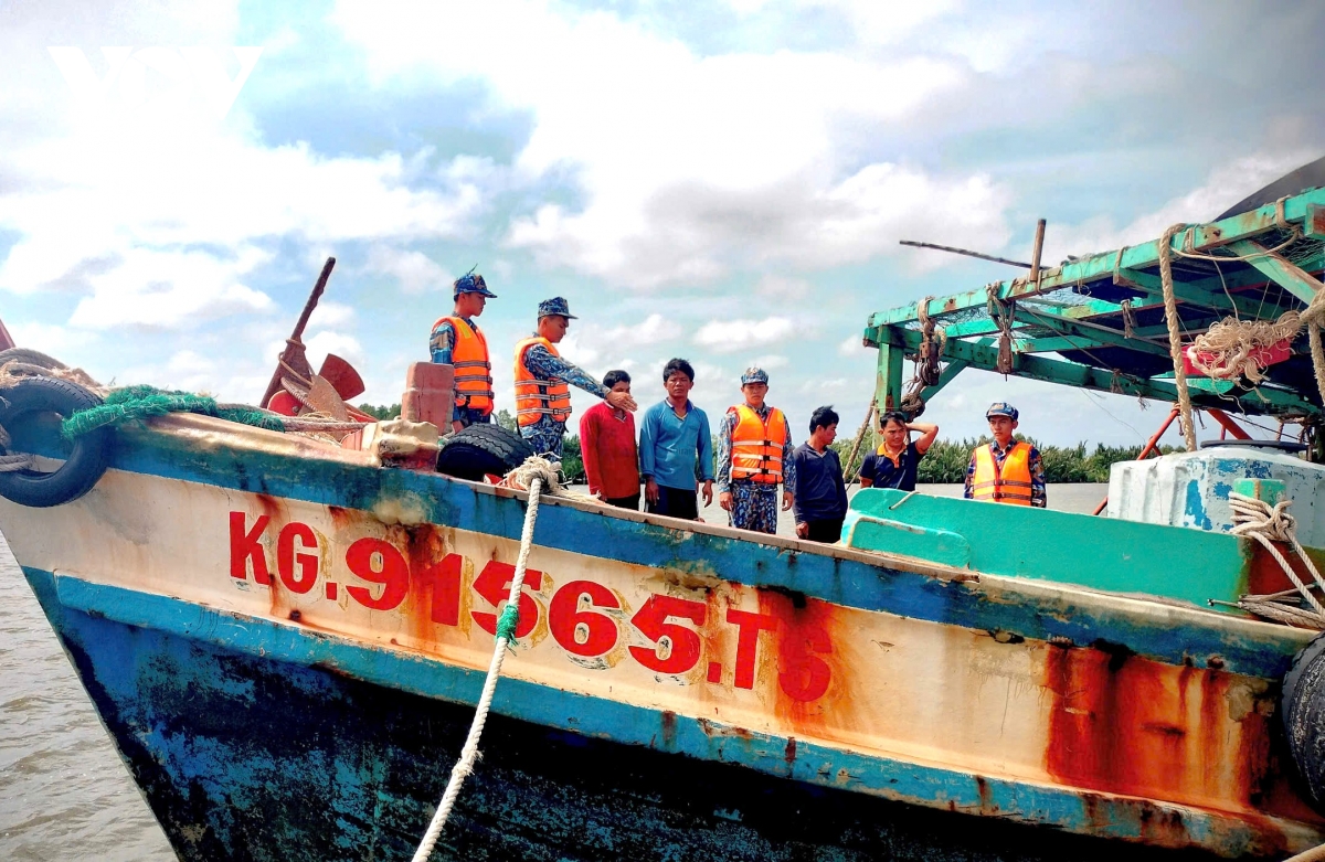 cà mau hải đội biên phòng bắt tàu cá chở 25.000 lít dầu lậu hình ảnh 2 ca mau hai doi bien phong bat tau ca cho 25.000 lit dau lau hinh anh 2