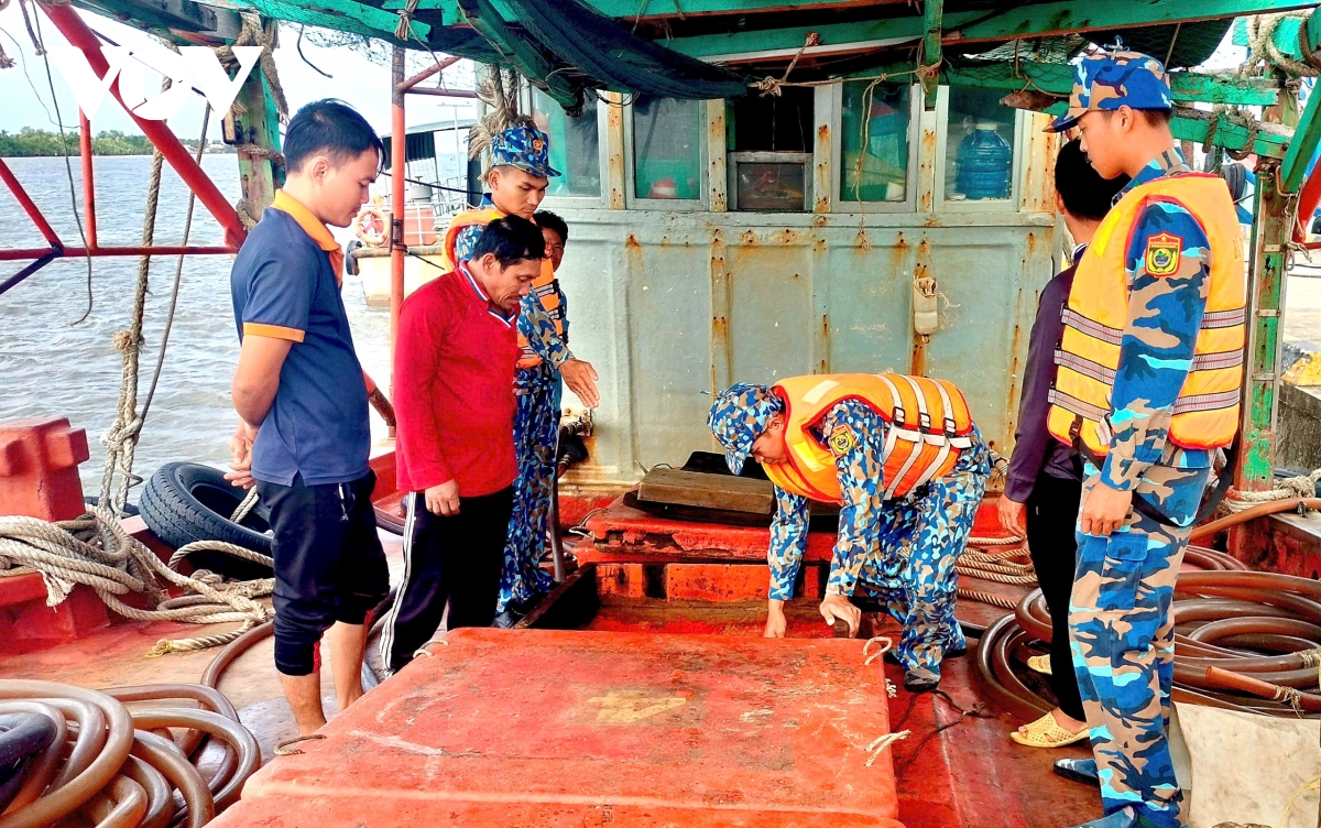 cà mau hải đội biên phòng bắt tàu cá chở 25.000 lít dầu lậu hình ảnh 1 ca mau hai doi bien phong bat tau ca cho 25.000 lit dau lau hinh anh 1