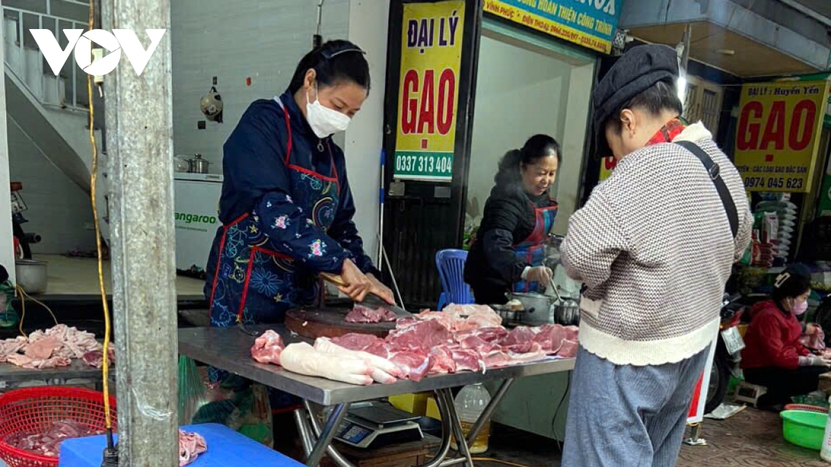 Giá thịt lợn tăng cao, nhiều người không dám mua