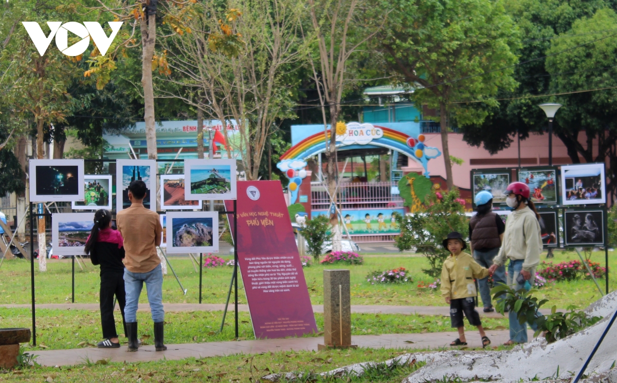 trien lam anh nghe thuat sac mau hoi tu hoa cung khong khi le hoi ca phe lan thu 9 hinh anh 1