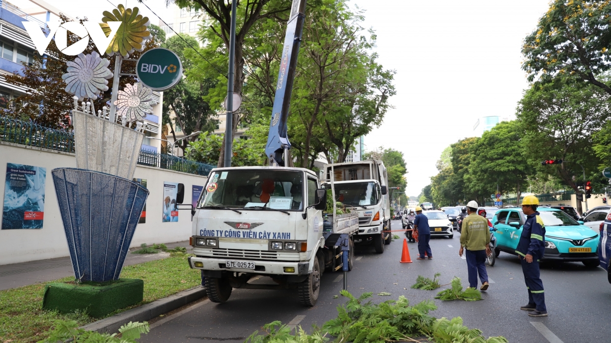 tất bật thi công các hạng mục phục vụ lễ kỷ niệm 30 4 tại tp.hcm hình ảnh 9 tat bat thi cong cac hang muc phuc vu le ky niem 30 4 tai tp.hcm hinh anh 9