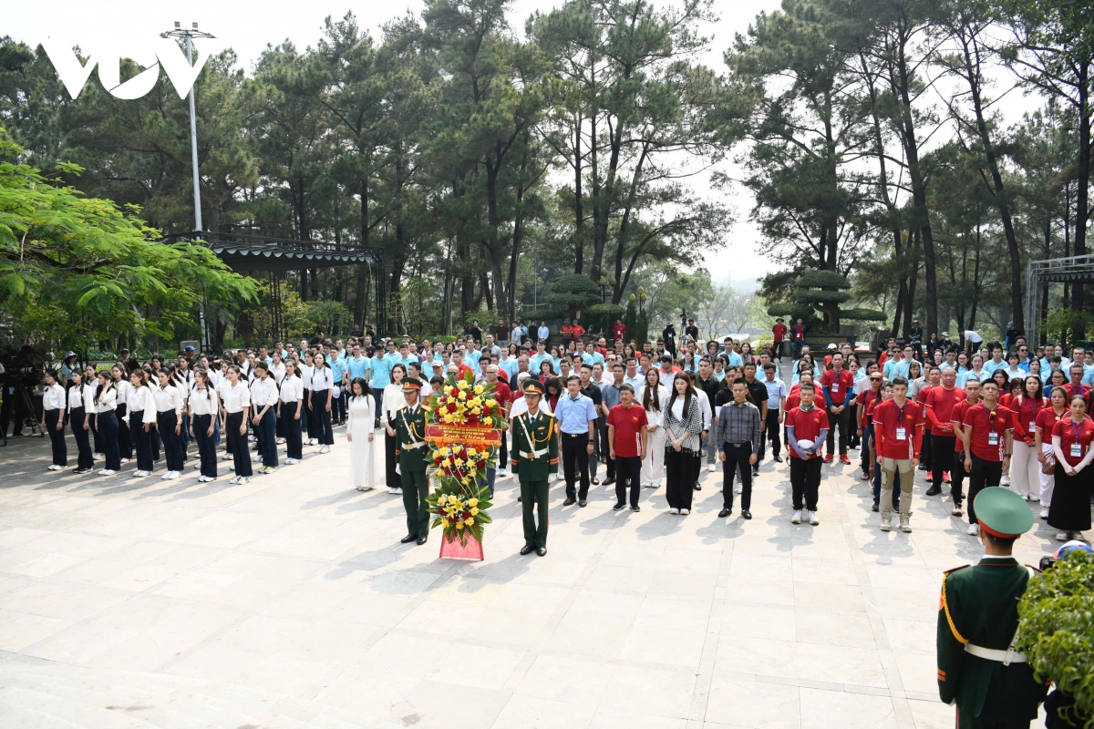 hoa hậu Đỗ thị hà dâng hương tưởng niệm tại nghĩa trang liệt sĩ trường sơn hình ảnh 1 hoa hau Do thi ha dang huong tuong niem tai nghia trang liet si truong son hinh anh 1
