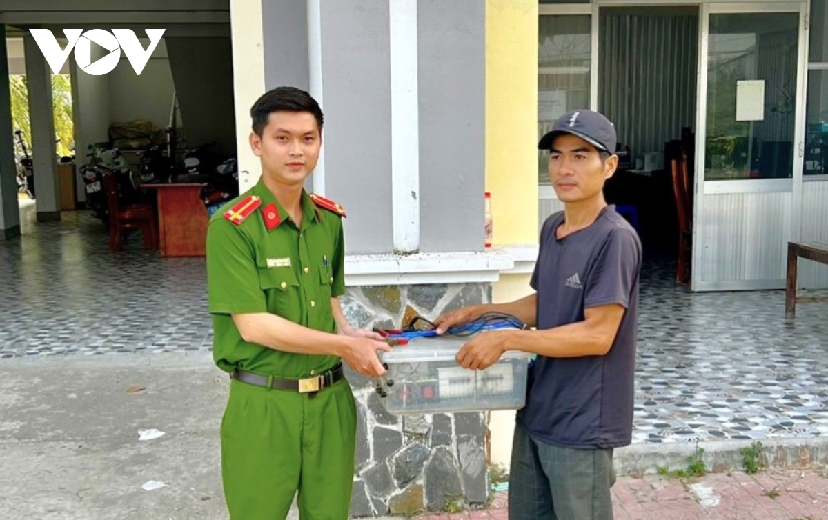 nguoi dan ca mau tu nguyen nop hon 2.500 bo kich dien hinh anh 1
