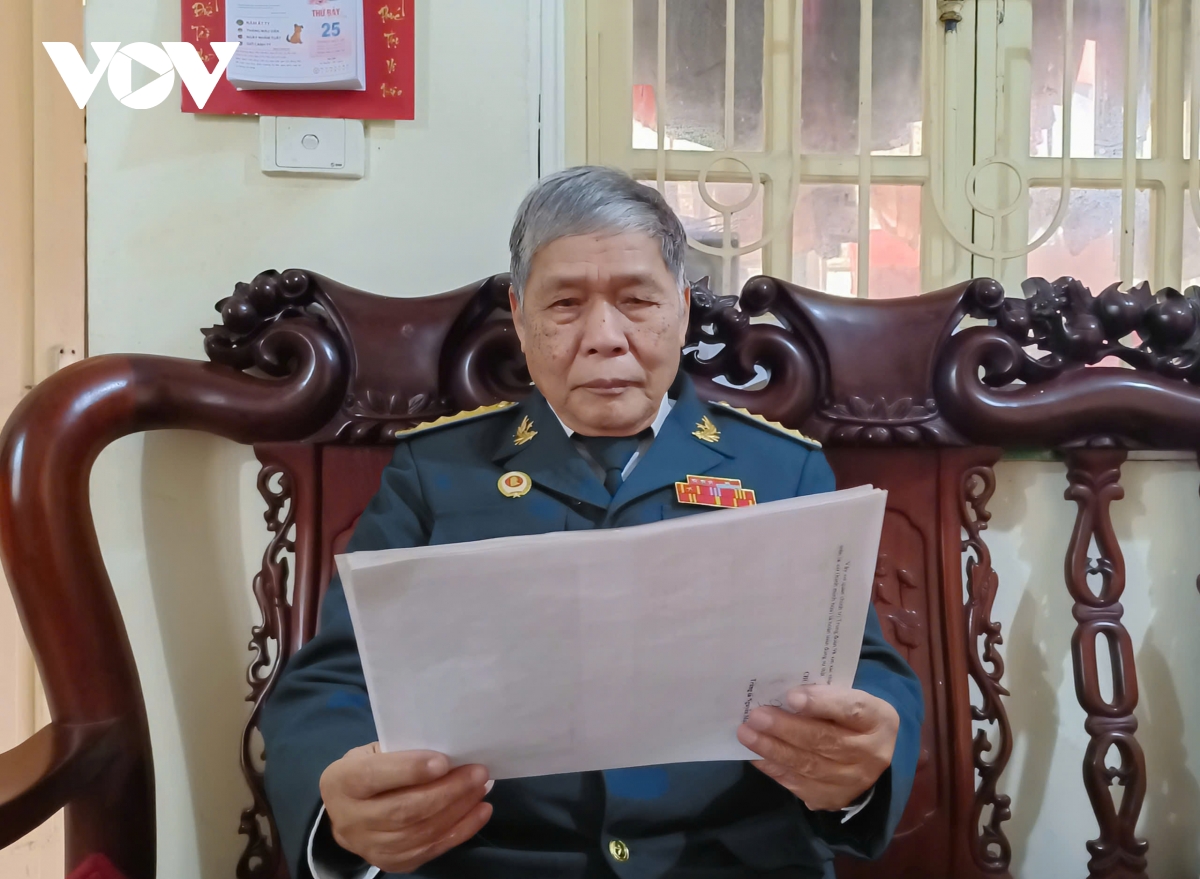 người ghi bút tích trên lá cờ giải phóng trong chiến dịch tây nguyên hình ảnh 1 nguoi ghi but tich tren la co giai phong trong chien dich tay nguyen hinh anh 1