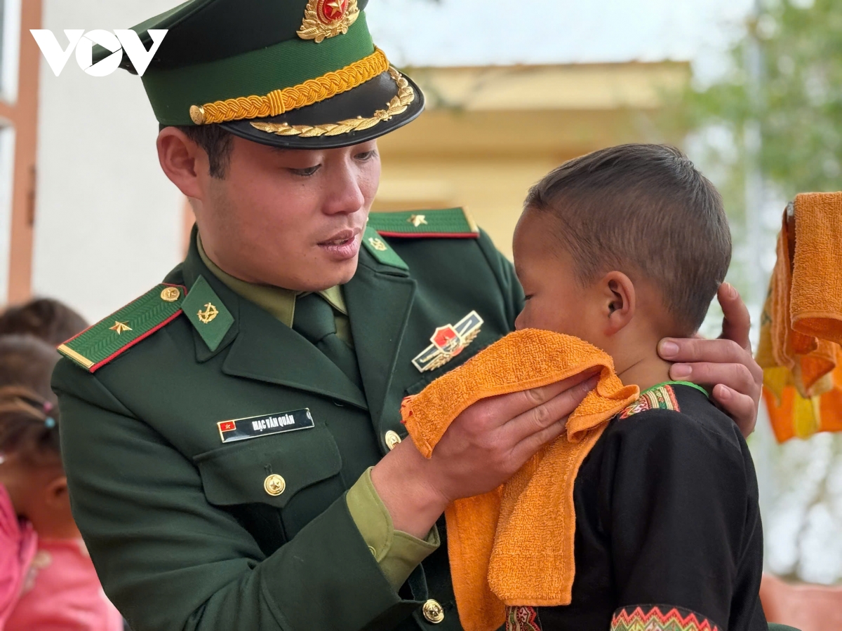 Hạnh phúc của “người cha nuôi” biên phòng