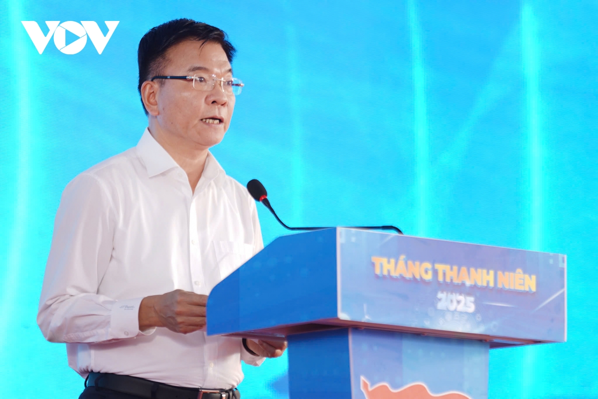 thang thanh nien 2025 cao diem 3.000km cao toc, dung nha cho nguoi kho khan hinh anh 2