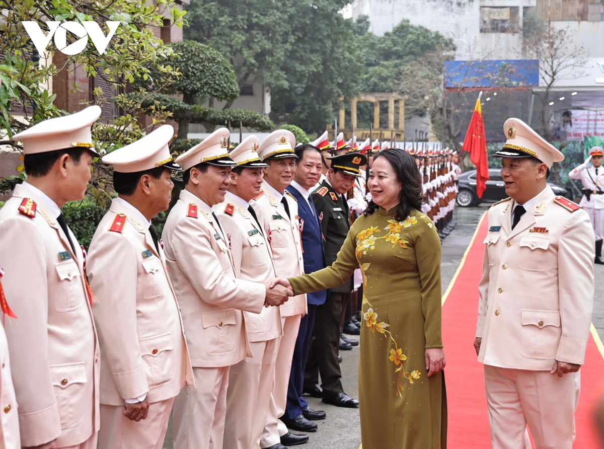 phó chủ tịch nước trao huân chương chiến công hạng ba cho trung đoàn 375 hình ảnh 1 pho chu tich nuoc trao huan chuong chien cong hang ba cho trung doan 375 hinh anh 1