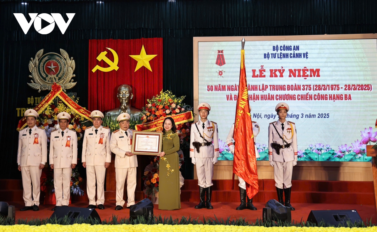Phó Chủ tịch nước trao Huân chương Chiến công hạng Ba cho Trung đoàn 375