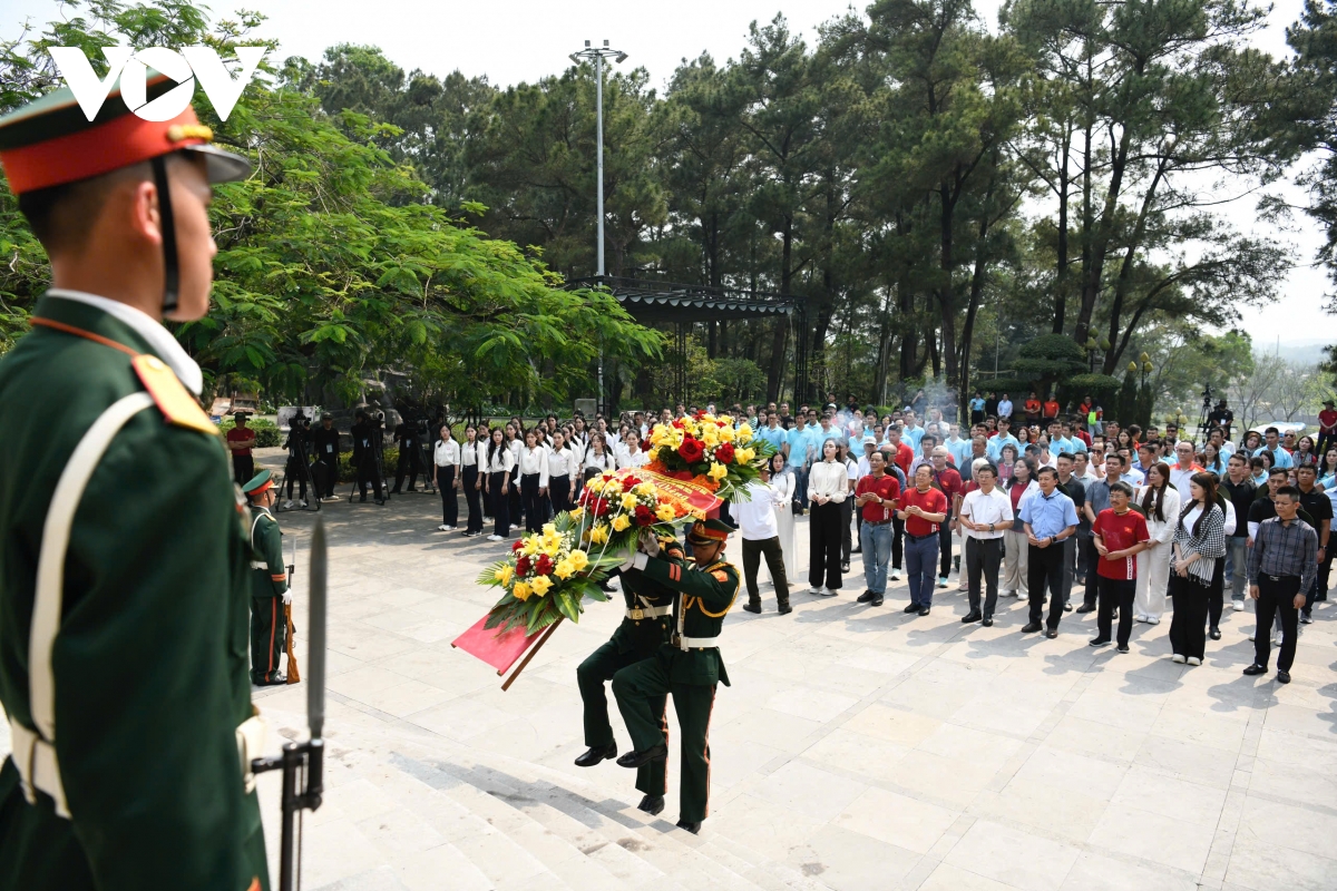 hoa hau Do thi ha dang huong tuong niem tai nghia trang liet si truong son hinh anh 2
