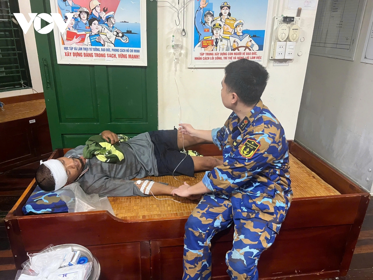 lực lượng hải quân cấp cứu ngư dân gặp nạn trên biển hình ảnh 3 luc luong hai quan cap cuu ngu dan gap nan tren bien hinh anh 3