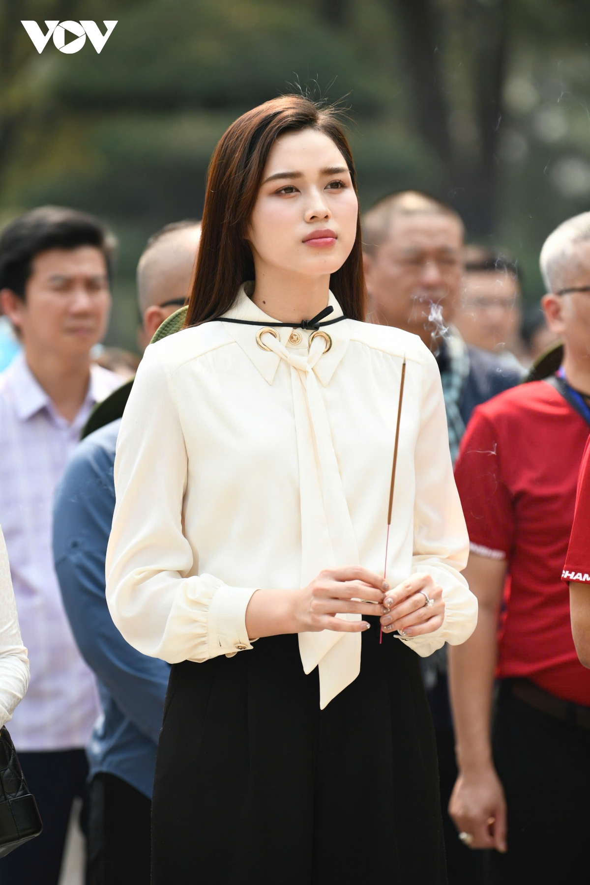 hoa hậu Đỗ thị hà dâng hương tưởng niệm tại nghĩa trang liệt sĩ trường sơn hình ảnh 3 hoa hau Do thi ha dang huong tuong niem tai nghia trang liet si truong son hinh anh 3