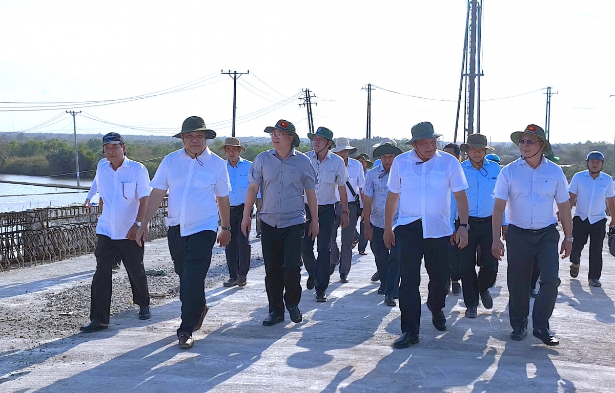 bí thư tỉnh ủy cà mau đốc thúc giải phóng mặt bằng, mở rộng sân bay cà mau hình ảnh 2 bi thu tinh uy ca mau doc thuc giai phong mat bang, mo rong san bay ca mau hinh anh 2
