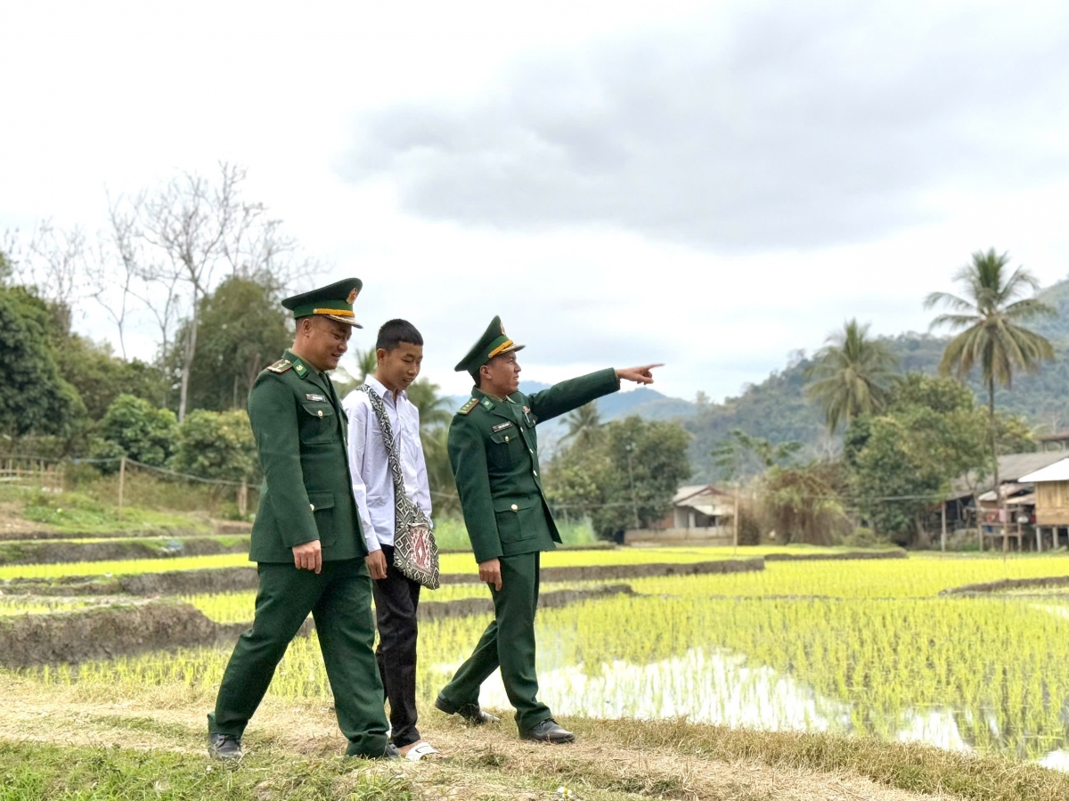 hanh phuc cua nguoi cha nuoi bien phong hinh anh 19