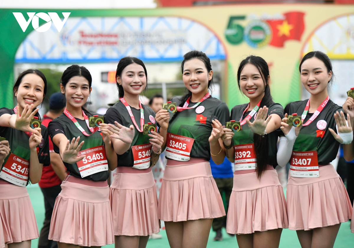 Dàn thí sinh Hoa hậu Việt Nam cán đích cự ly 5 km ở Tiền Phong Marathon