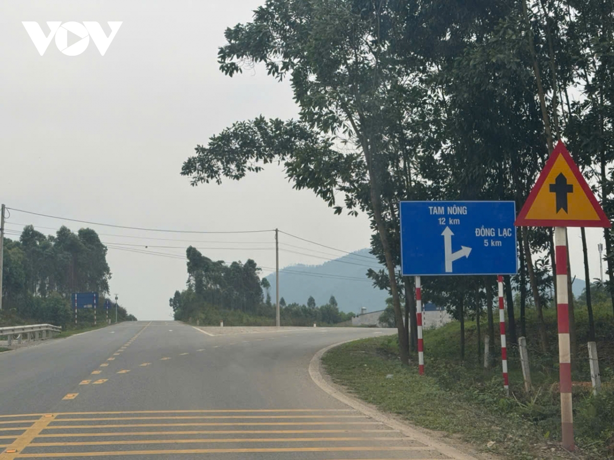 hối hả bạt núi làm đường nối vào khu công nghiệp lớn nhất tỉnh phú thọ hình ảnh 16 hoi ha bat nui lam duong noi vao khu cong nghiep lon nhat tinh phu tho hinh anh 16