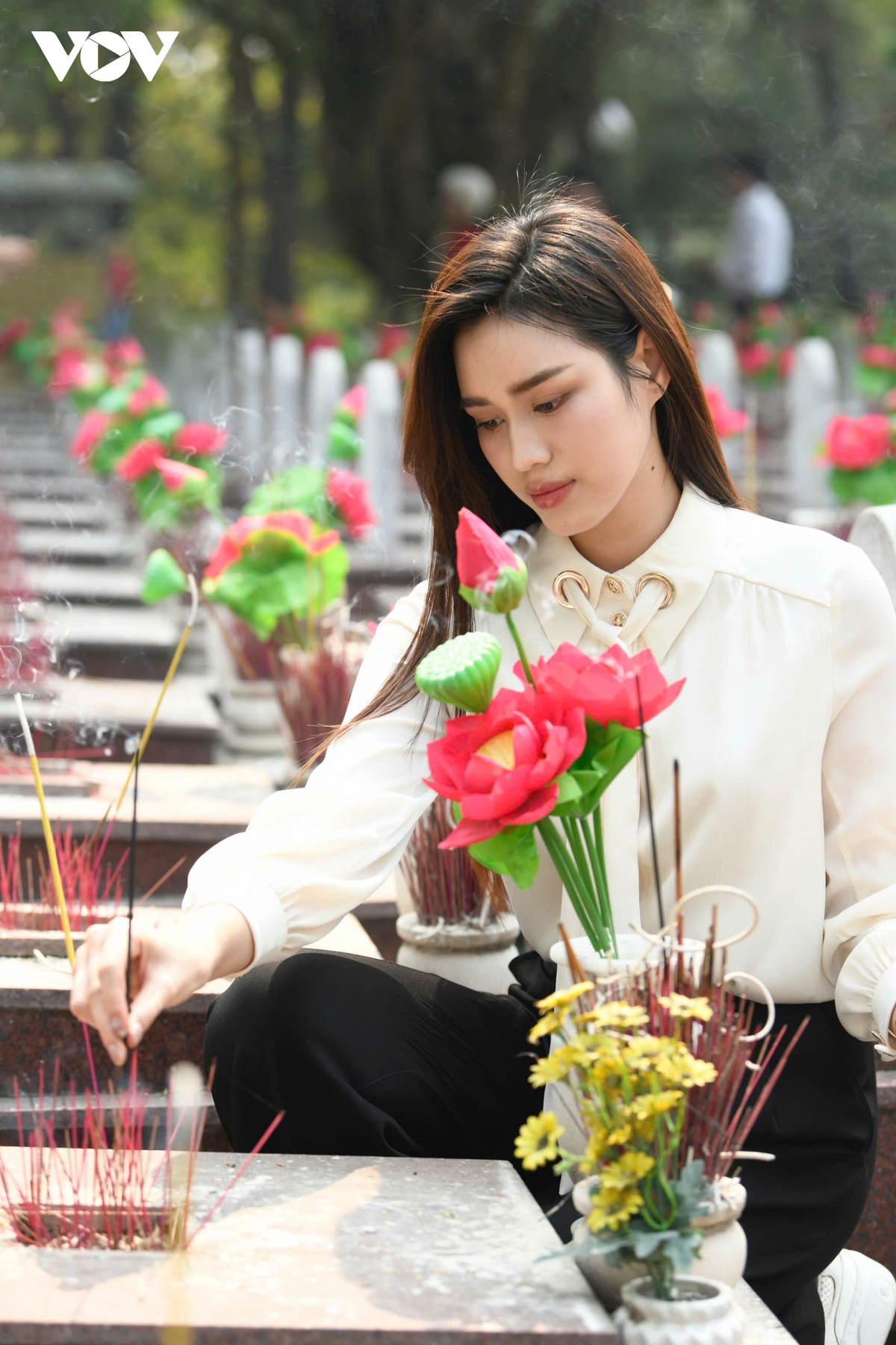 hoa hậu Đỗ thị hà dâng hương tưởng niệm tại nghĩa trang liệt sĩ trường sơn hình ảnh 4 hoa hau Do thi ha dang huong tuong niem tai nghia trang liet si truong son hinh anh 4