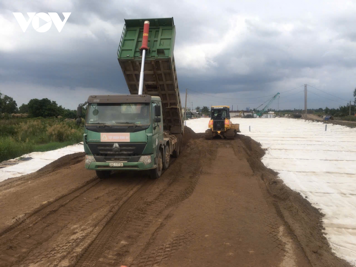 Các tuyến cao tốc trục dọc, ngang ở Đồng bằng Sông Cửu Long vẫn “đói” cát
