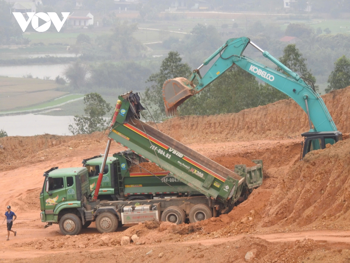 hối hả bạt núi làm đường nối vào khu công nghiệp lớn nhất tỉnh phú thọ hình ảnh 8 hoi ha bat nui lam duong noi vao khu cong nghiep lon nhat tinh phu tho hinh anh 8