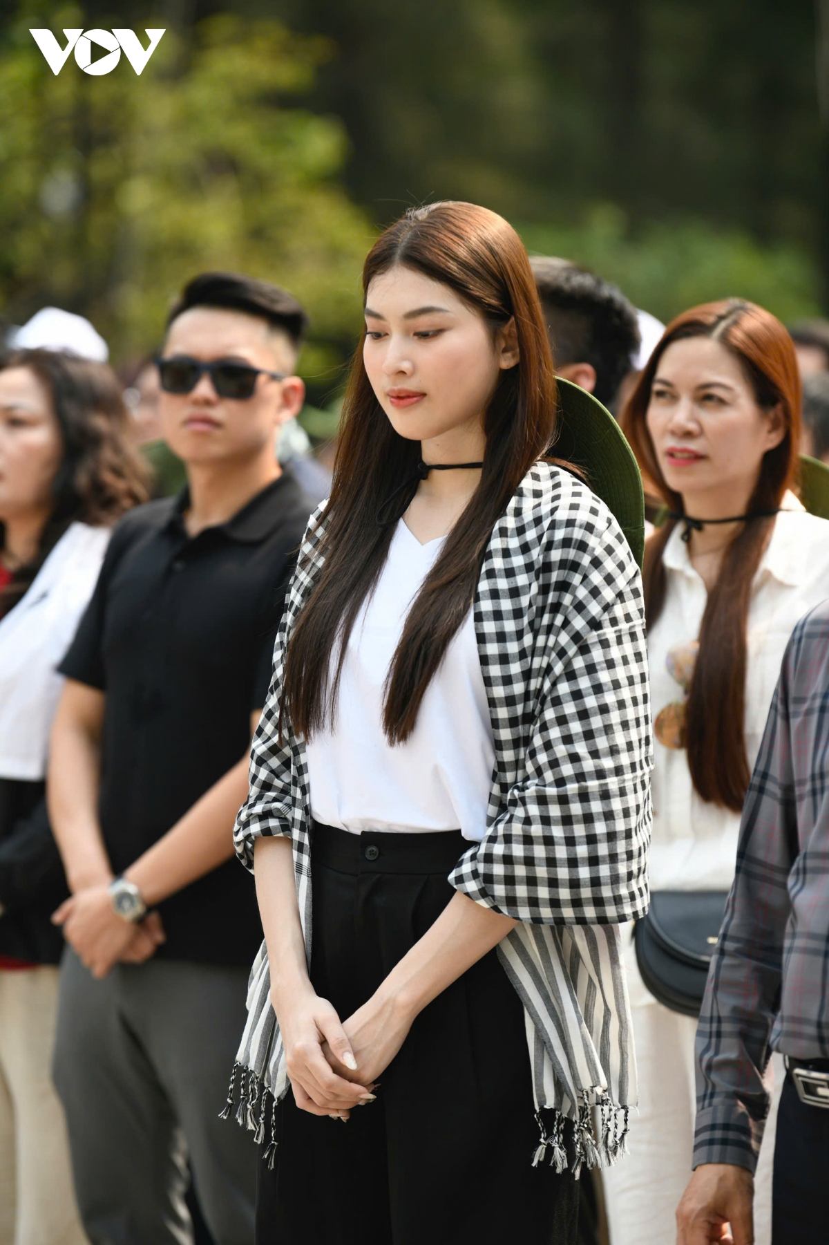 hoa hậu Đỗ thị hà dâng hương tưởng niệm tại nghĩa trang liệt sĩ trường sơn hình ảnh 8 hoa hau Do thi ha dang huong tuong niem tai nghia trang liet si truong son hinh anh 8