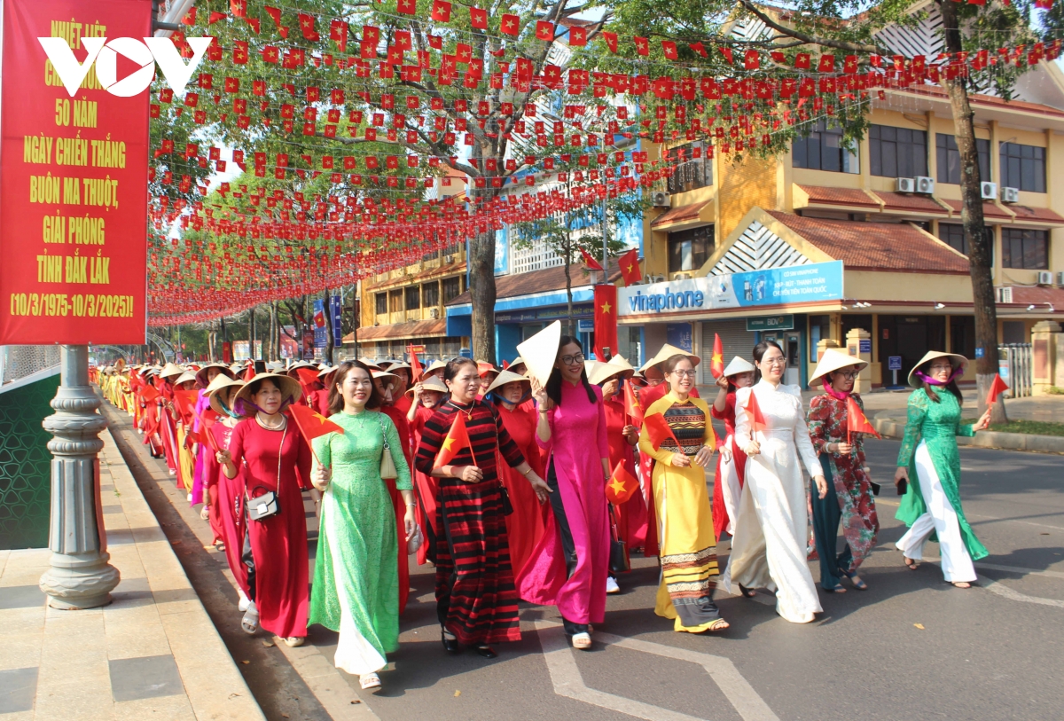 ruc ro sac ao dai chao mung ngay 8 3, ky niem 50 nam chien thang buon ma thuot hinh anh 7