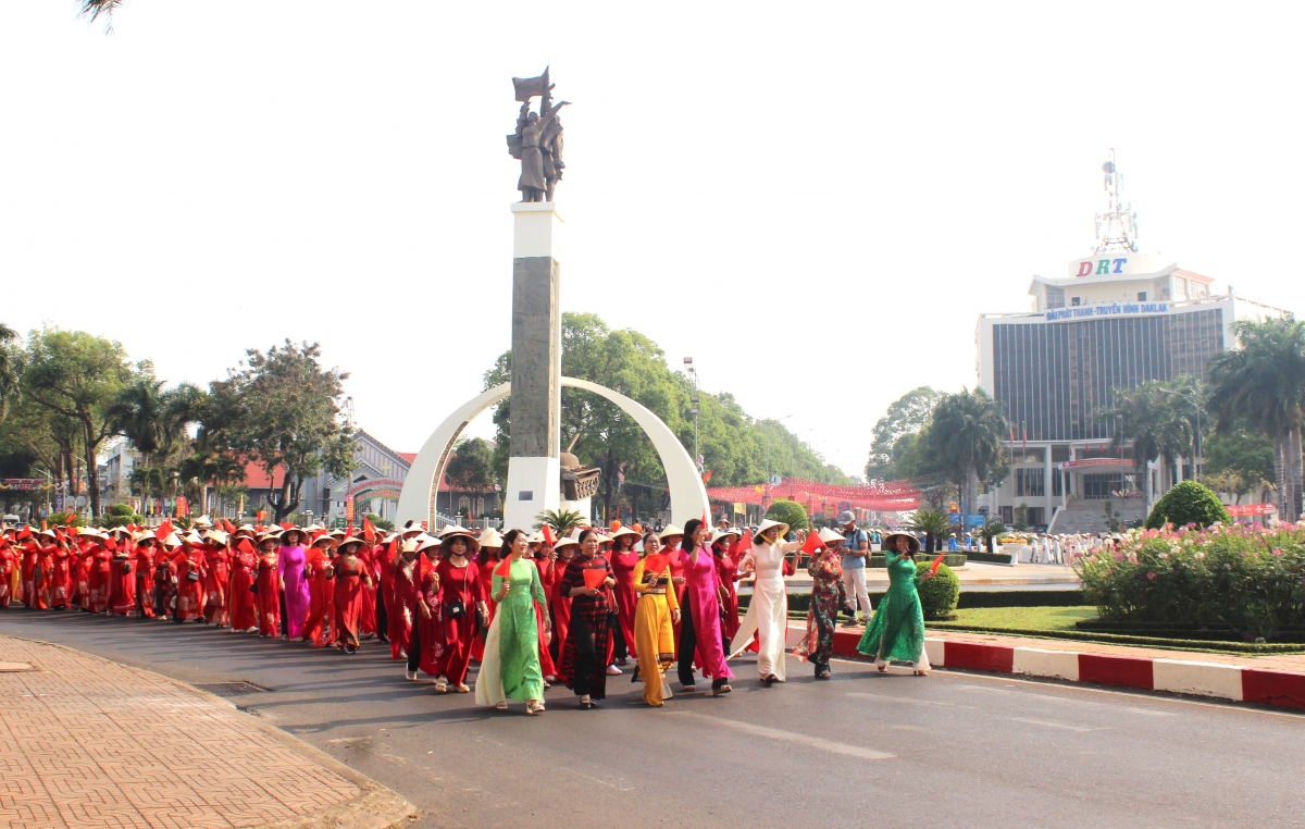 ruc ro sac ao dai chao mung ngay 8 3, ky niem 50 nam chien thang buon ma thuot hinh anh 8