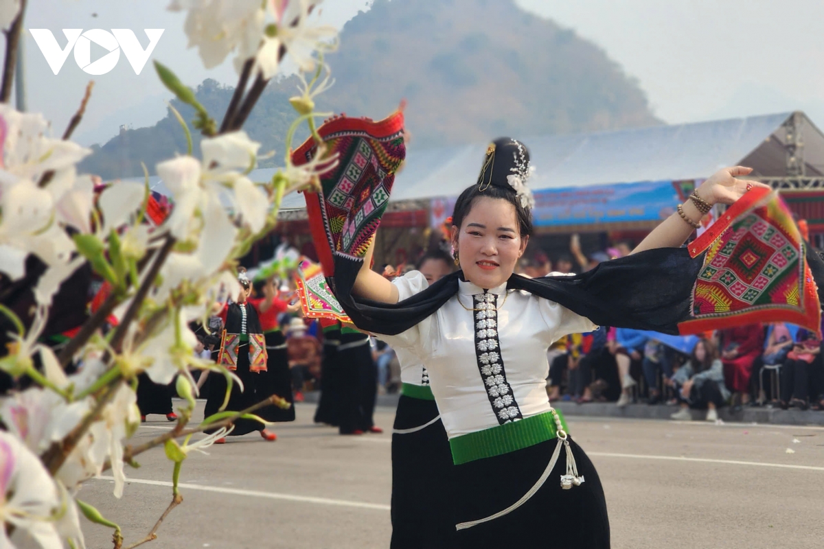 Thiếu nữ Thái Sơn La uyển chuyển trong hội thi trình diễn nghệ thuật xoè