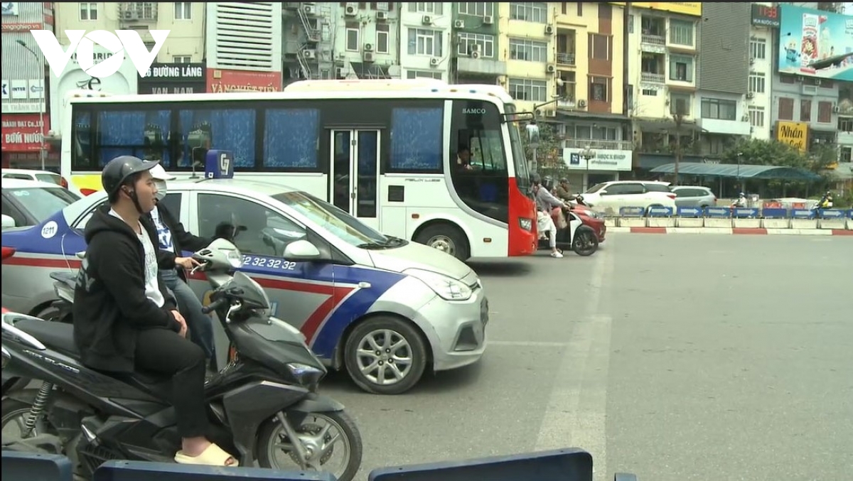 Người Hà Nội "nhờn luật", lại vượt đèn đỏ, leo vỉa hè khi không có CSGT