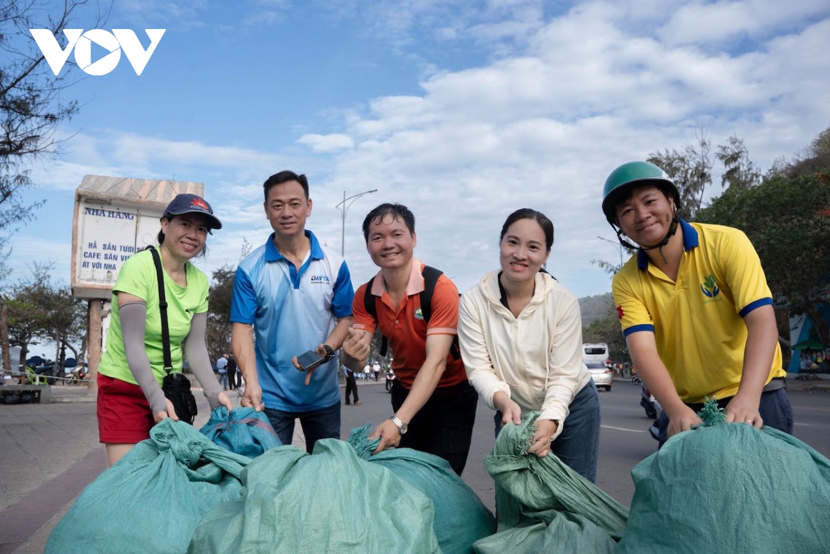 Hơn 80 tình nguyện viên tham gia làm sạch Mũi Nghinh Phong, Vũng Tàu