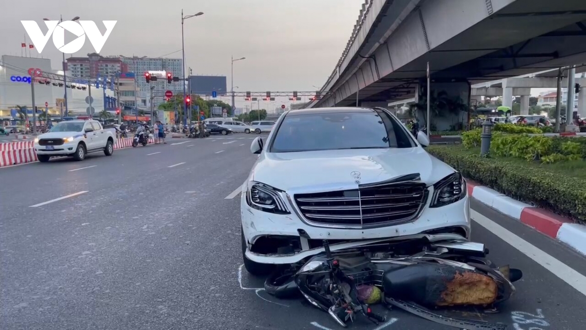 nu tai xe lai mercedes tong 10 xe may dang cho den do hinh anh 1