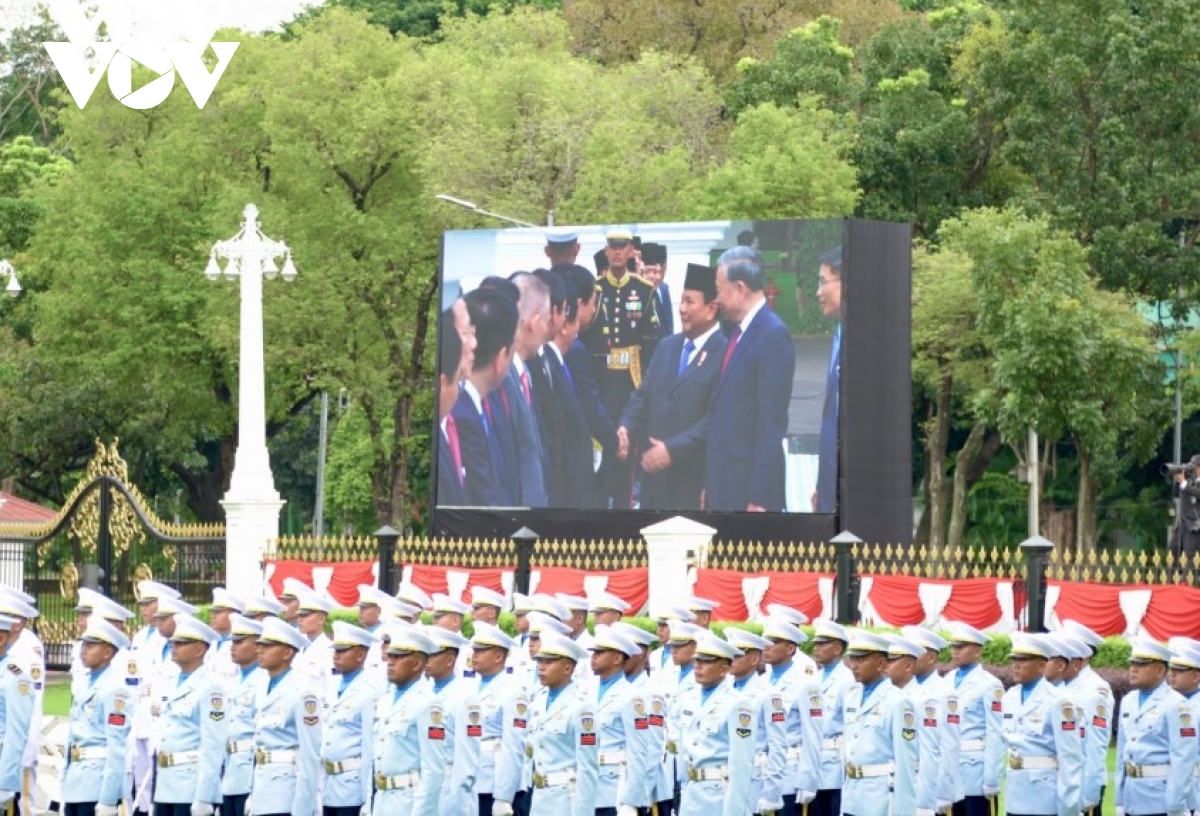 indonesia fires 21-gun salute to welcome party leader to lam picture 1