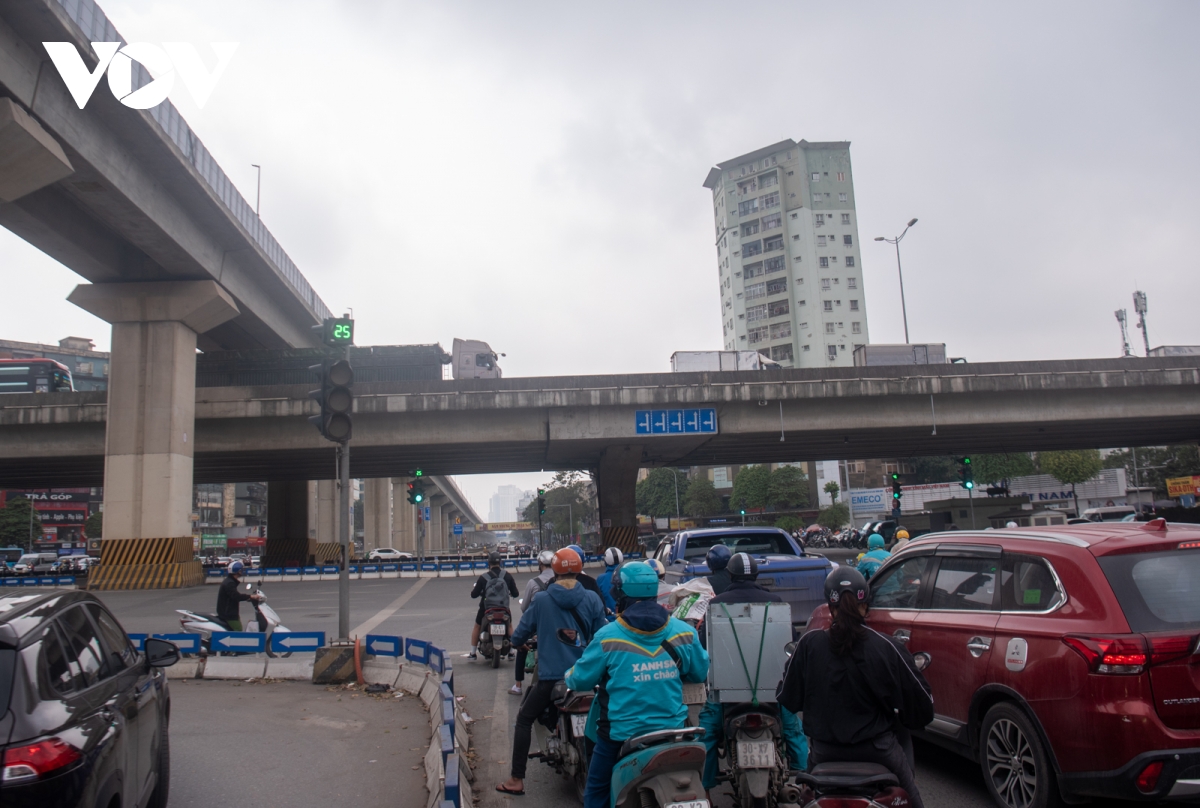 hang loat nut giao o ha noi den do tren 100 giay va delay khien nguoi dan ngao ngan hinh anh 2