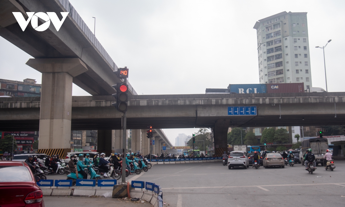 hang loat nut giao o ha noi den do tren 100 giay va delay khien nguoi dan ngao ngan hinh anh 1