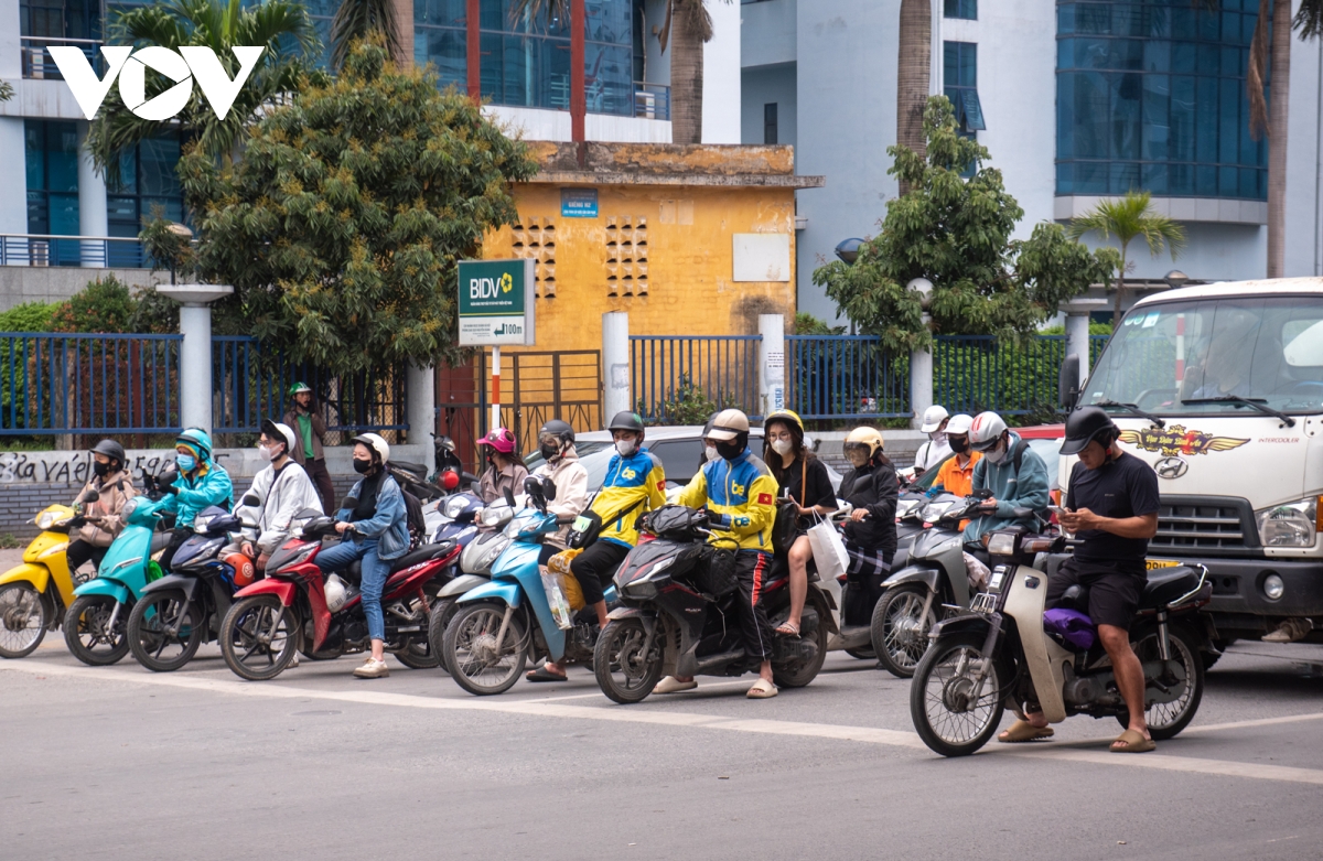 hang loat nut giao o ha noi den do tren 100 giay va delay khien nguoi dan ngao ngan hinh anh 4