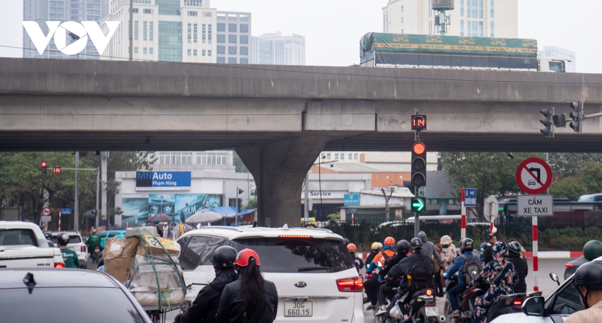 hang loat nut giao o ha noi den do tren 100 giay va delay khien nguoi dan ngao ngan hinh anh 3