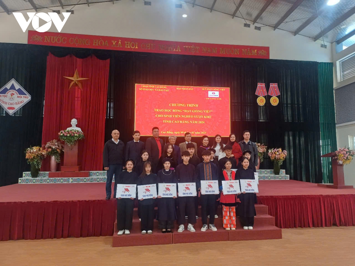trao học bổng hạt giống việt cho sinh viên nghèo vượt khó cao bằng hình ảnh 1 trao hoc bong hat giong viet cho sinh vien ngheo vuot kho cao bang hinh anh 1