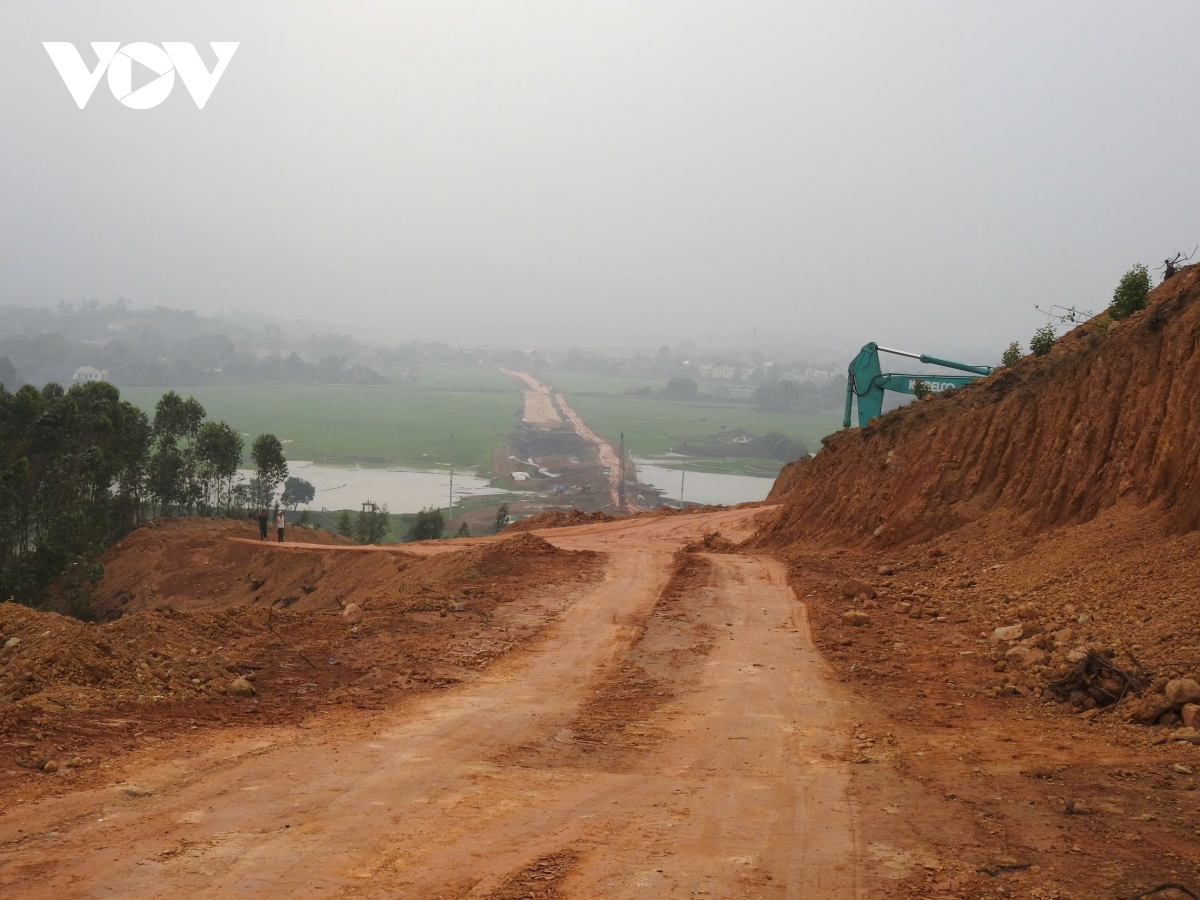 hối hả bạt núi làm đường nối vào khu công nghiệp lớn nhất tỉnh phú thọ hình ảnh 12 hoi ha bat nui lam duong noi vao khu cong nghiep lon nhat tinh phu tho hinh anh 12