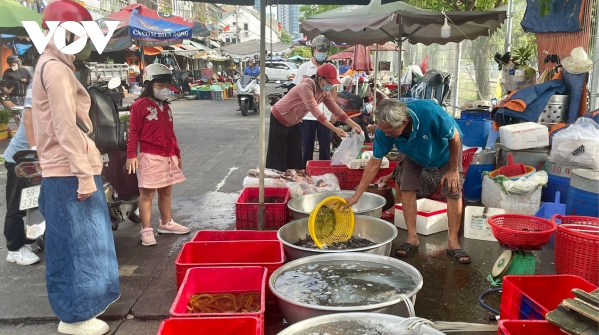 gia thuc pham leo thang vat kiet dong luong cua nguoi lao dong o tp.hcm hinh anh 2