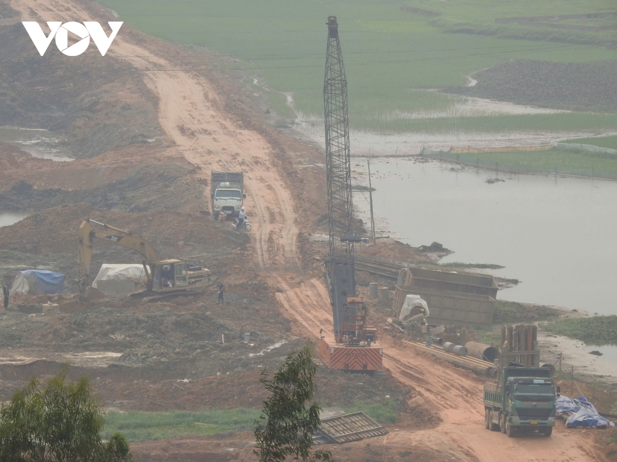 hối hả bạt núi làm đường nối vào khu công nghiệp lớn nhất tỉnh phú thọ hình ảnh 13 hoi ha bat nui lam duong noi vao khu cong nghiep lon nhat tinh phu tho hinh anh 13