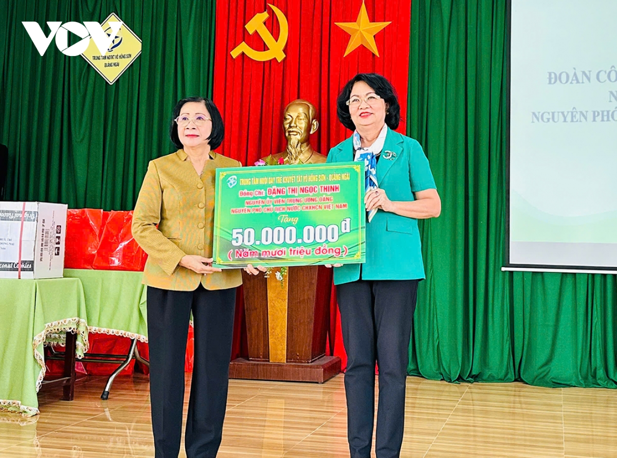 bà Đặng thị ngọc thịnh thăm trung tâm nuôi dạy trẻ khuyết tật ở quảng ngãi hình ảnh 1 ba Dang thi ngoc thinh tham trung tam nuoi day tre khuyet tat o quang ngai hinh anh 1