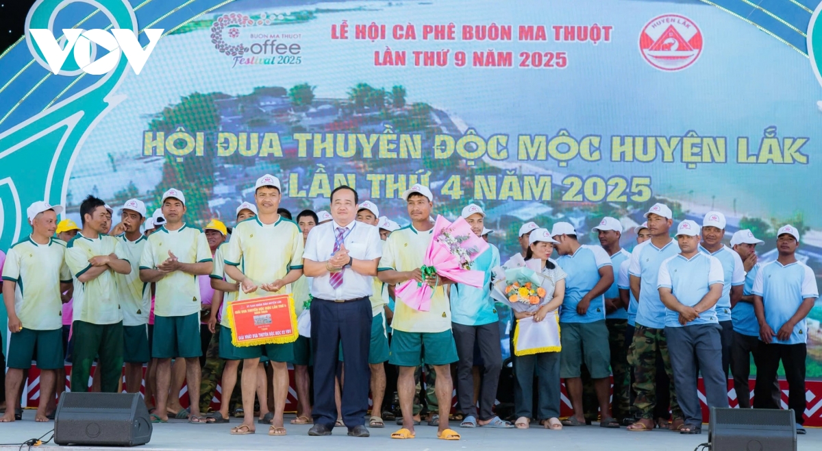 Gần 100 tay chèo tham gia đua thuyền độc mộc trên hồ tự nhiên lớn nhất Tây Nguyên