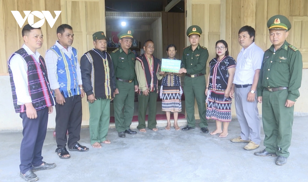 xóa nhà tạm, gắn kết tình quân dân ở vùng biên giới hình ảnh 6 xoa nha tam, gan ket tinh quan dan o vung bien gioi hinh anh 6
