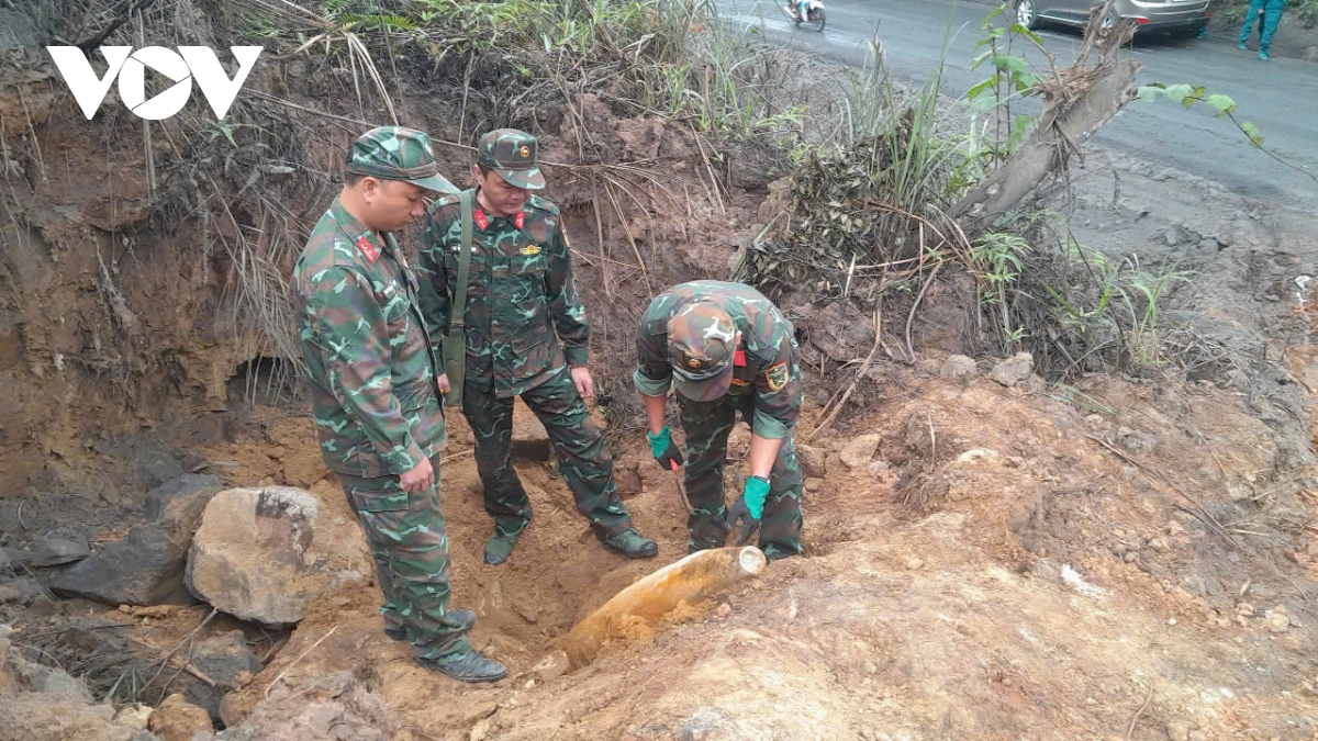 quang tri huy no qua bom tu truong nang 240 kg hinh anh 2