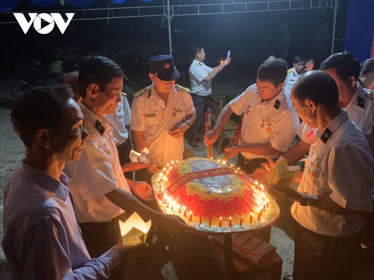 tưởng niệm liệt sỹ gạc ma 64 ngọn hoa đăng gửi xuống cửa sông trôi ra biển hình ảnh 4 tuong niem liet sy gac ma 64 ngon hoa dang gui xuong cua song troi ra bien hinh anh 4