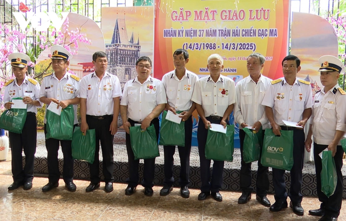 tưởng niệm liệt sỹ gạc ma 64 ngọn hoa đăng gửi xuống cửa sông trôi ra biển hình ảnh 3 tuong niem liet sy gac ma 64 ngon hoa dang gui xuong cua song troi ra bien hinh anh 3
