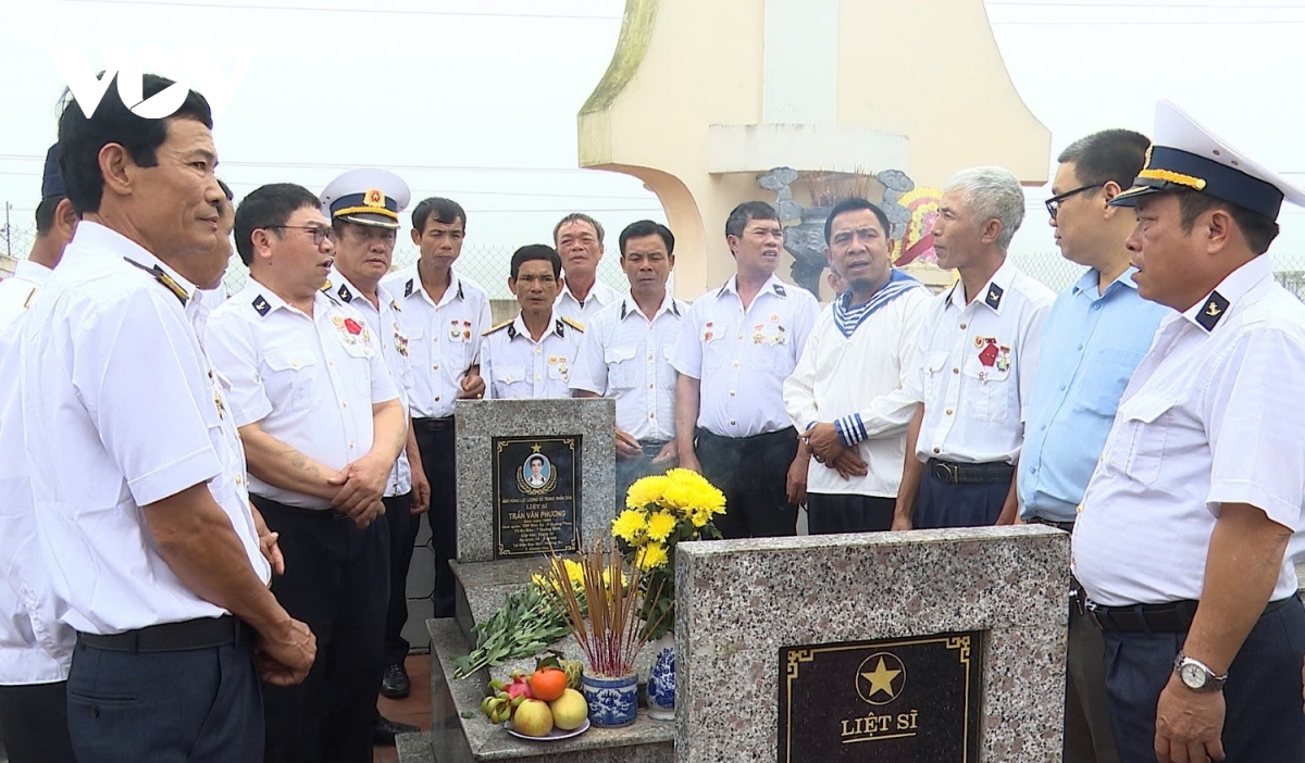 tưởng niệm liệt sỹ gạc ma 64 ngọn hoa đăng gửi xuống cửa sông trôi ra biển hình ảnh 1 tuong niem liet sy gac ma 64 ngon hoa dang gui xuong cua song troi ra bien hinh anh 1
