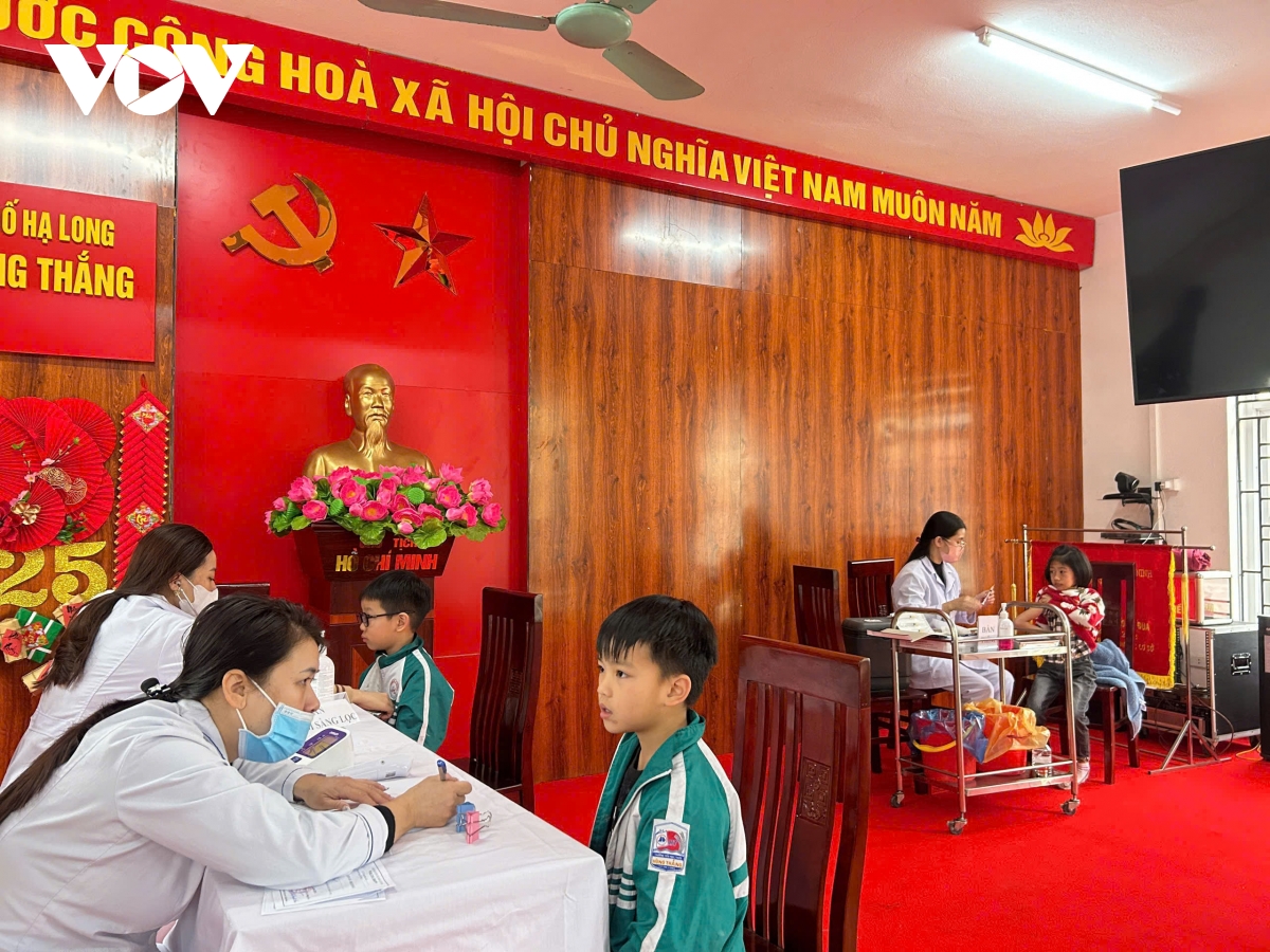 quảng ninh tiêm bù liều vaccine cho khoảng 18.830 trẻ mầm non và tiểu học hình ảnh 2 quang ninh tiem bu lieu vaccine cho khoang 18.830 tre mam non va tieu hoc hinh anh 2