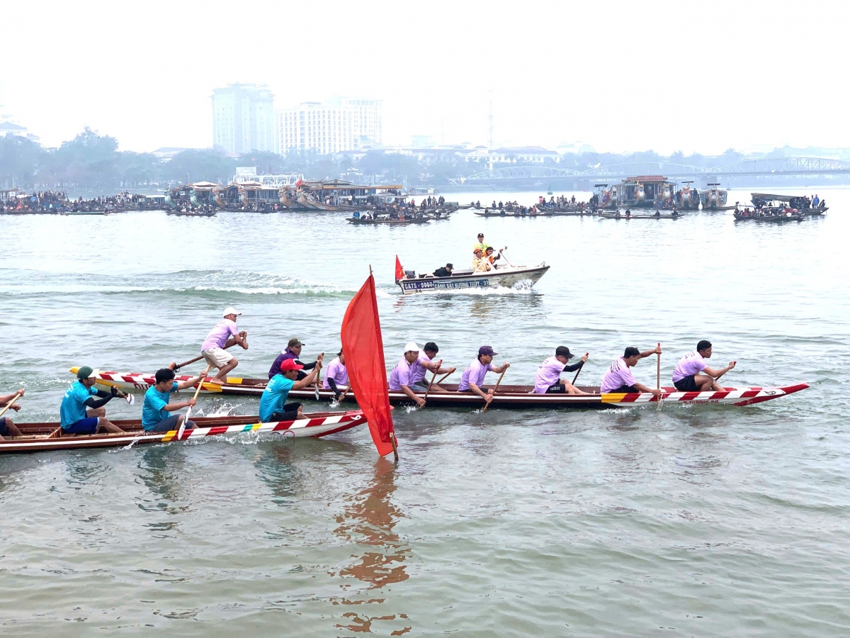 Sôi nổi giải đua ghe truyền thống trên sông Hương