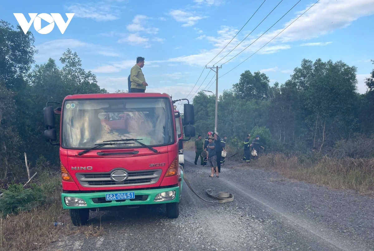 khẩn trương khống chế đám cháy đất dự án ở thành phố phú quốc, kiên giang hình ảnh 2 khan truong khong che dam chay dat du an o thanh pho phu quoc, kien giang hinh anh 2