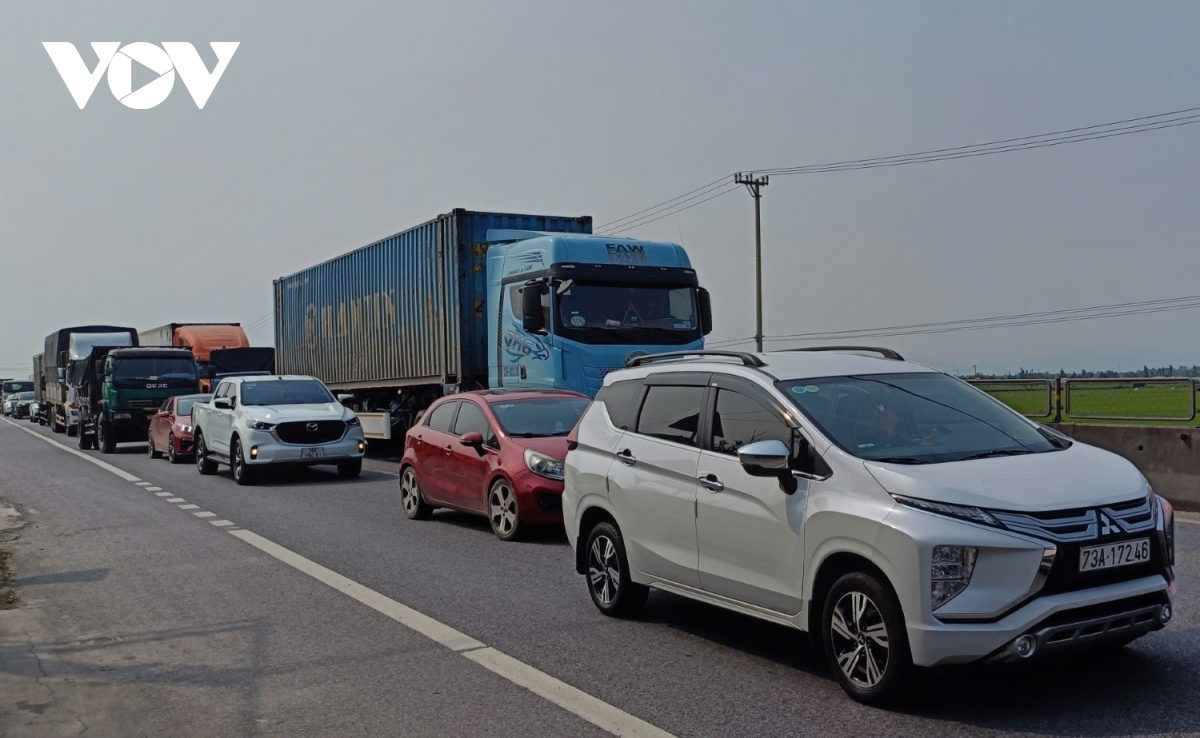 quoc lo 1a qua quang binh un tac vi xe container dam dai phan cach hinh anh 3